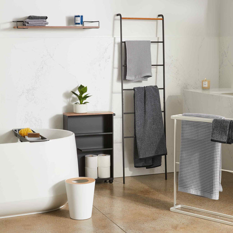 Freestanding towel outlet